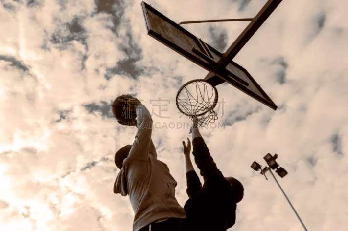 态度成谜！字母哥力挺留队又赞库里，美杨毅：别让他和库里联手